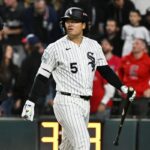 ホワイトソックスのユニフォームを着た村上宗隆選手